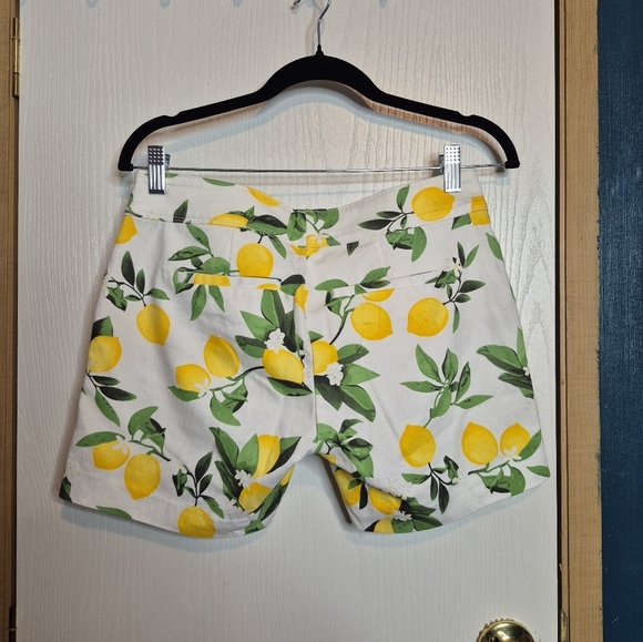 735 Isaac Mizrahi White Lemon Print Women's Shorts - Picture 2 of 3